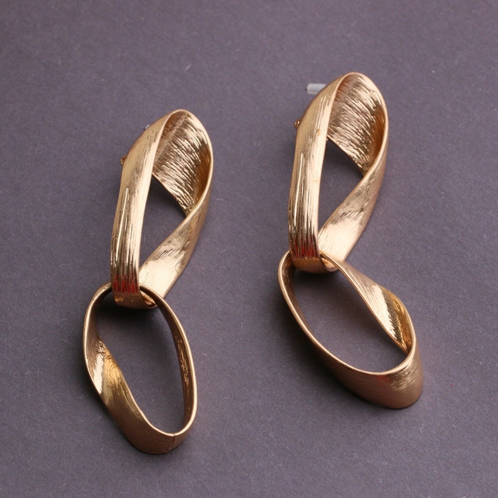 Uterque large hoop connection earrings